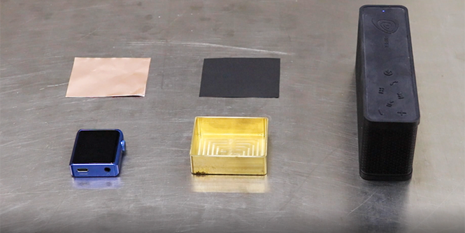 小型デバイスで3M™ 導電性粘着剤を実現する動画。

