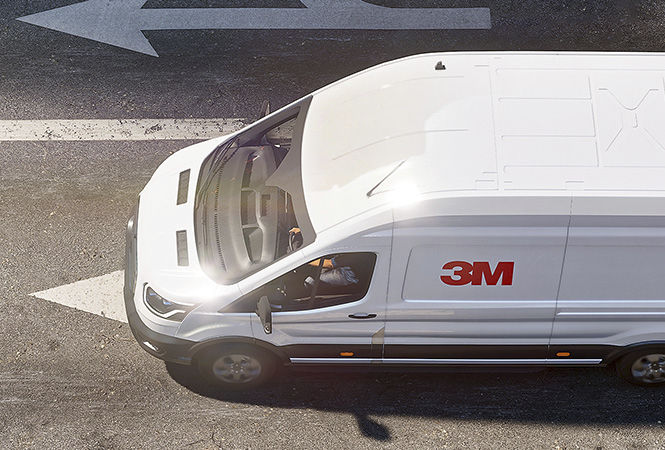 倉庫近くで荷箱を積んだデリバリーバン（ラストマイル輸送における3M™ クーリングフィルム用途の例）
