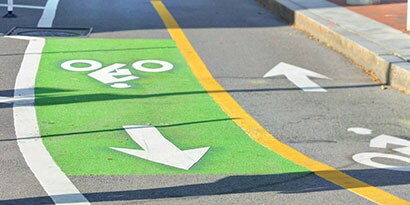 保護された自転車レーンで使用される3M™ 路面標示材
