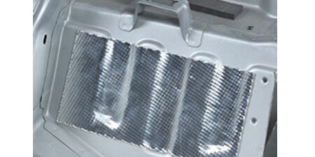 ヘッドライナーに使用された3M™ 拘束型制振材
