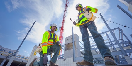 安全製品のある建設現場の画像
