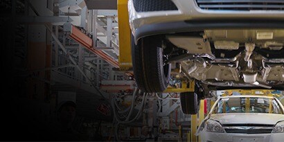 自動車製造と組立ライン上の車両下部
