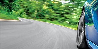 高速道路を走るセダン
