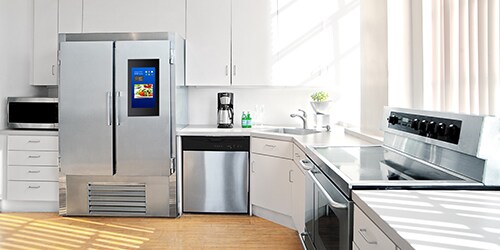 最新の家電製品を備えた、陽光が降り注ぐモダンで広々としたキッチン
