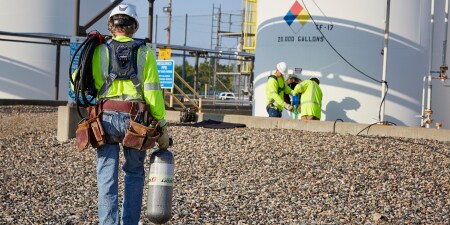 PAPRを着用する作業者
