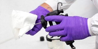 数秒で洗浄できるため、3M™ パフォーマンス スプレーガン塗装システムはすぐに次の作業に取り掛かれます。
