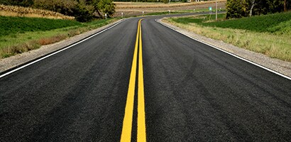 3Mによる道路標示は、道路の視認性を向上させ、濡れた状態や暗い状態での安全性を高めることができます
