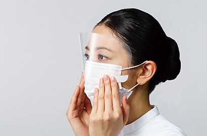 2.白い部分をマスクに押し当てるだけで装着できます。浮かないようにしっかりと圧着してください。
