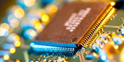 ３Ｍ™ VHB™ テープは異なる素材同士を簡単に接合でき、電子機器やアプリケーション設計において多彩なデザインを維持できます

