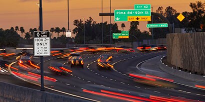 3Mの交通安全ソリューションで標識を明るくし、道路での視認性を最大限に高める
