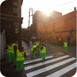 横断歩道の白線を塗装する作業員
