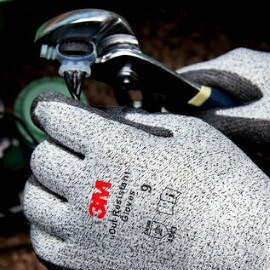 3M™ コンフォートグリップグローブを使用