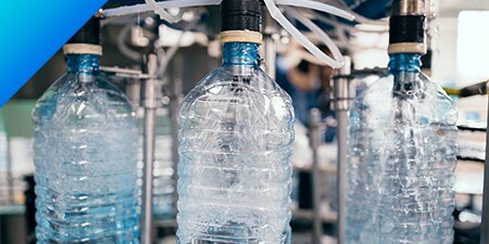 生産現場で水を入れている3本のペットボトル。
