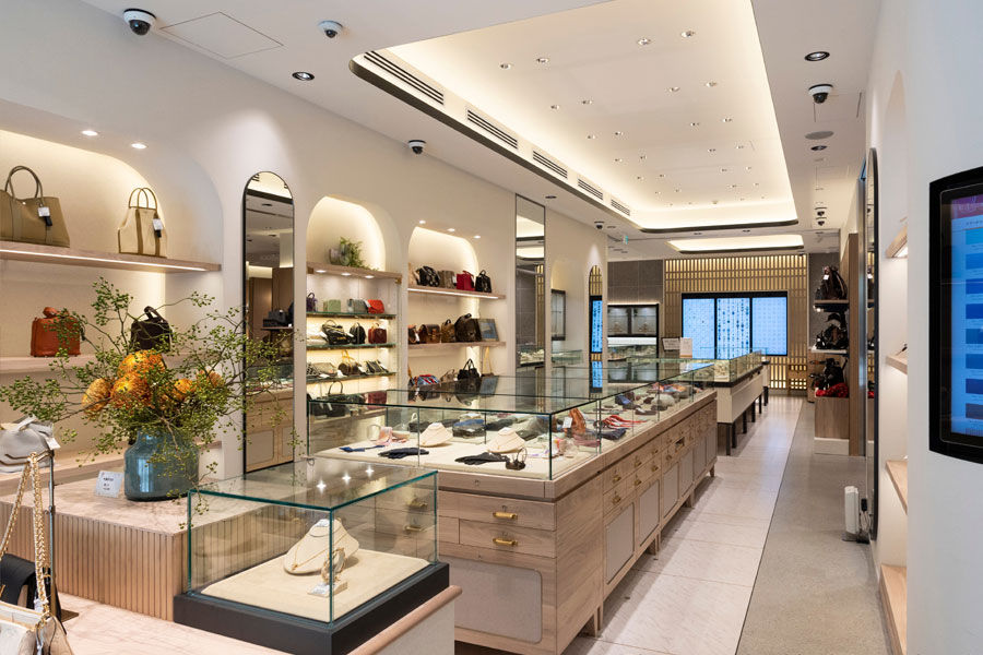 ショーケースのガラスに防犯フィルムシリーズを施工
