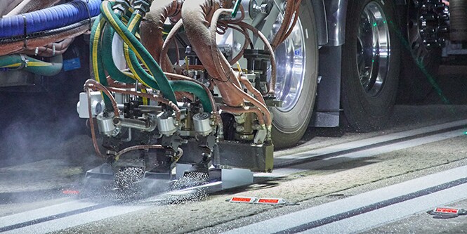 日本におけるさまざまな種類の3Mの路面標示材
