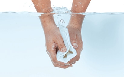 開封したスプリントを室温の水に浸し、3～4回しっかりと水中で揉んでください。
