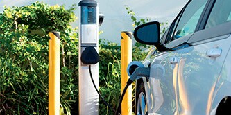 EV充電ステーションに接続された電気自動車
