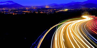 交通量の多い高速道路の夜景
