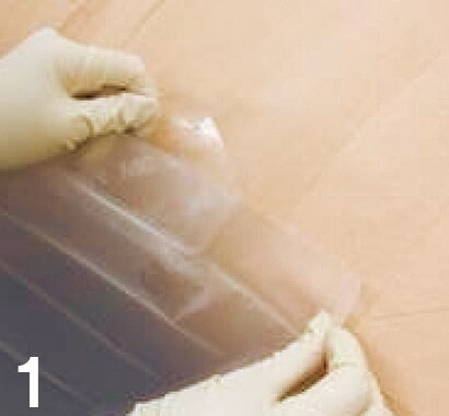 ライナーを10cm程剥がし、端から貼付していきます。
