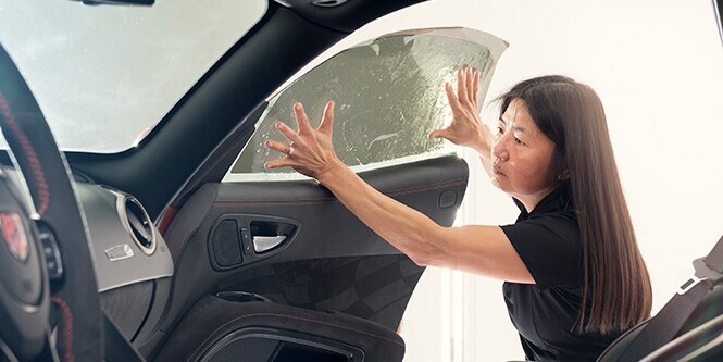 <自動車用ガラスフィルムの 取り扱い施工店はこちら>
