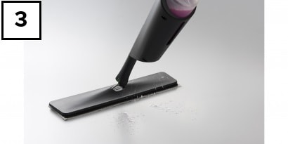 3M™ 水が出るモップツールご使用方法3/手元のボタンを押してツール下部から水を吐出し、水拭き清掃を行います。
