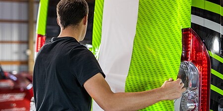 IJ280のフィルムパネルを持つ施工者
