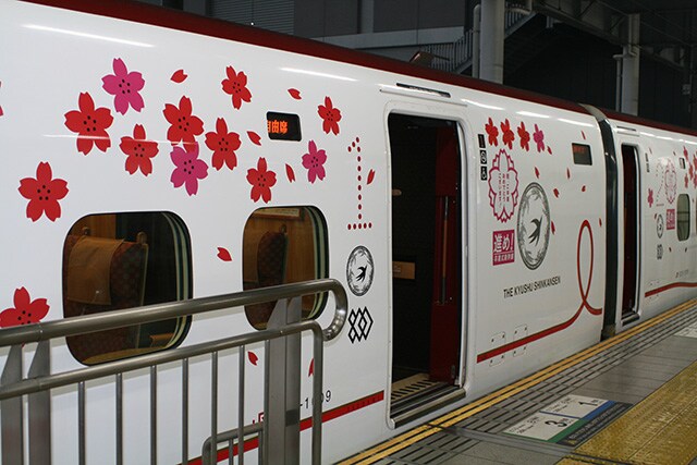 電車やバスが、広告のキャンバスに。
