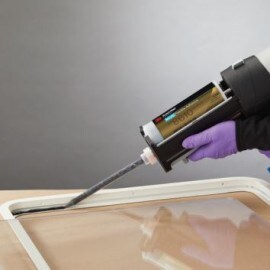3M™ スコッチ・ ウェルド™ 二液混合型アクリル接着剤 DP8610NS を使用