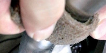 以前は両手の親指で力を入れて作業していた
