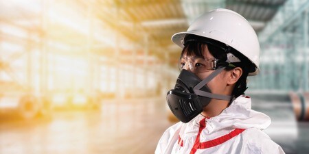 白いヘルメットとフェイスマスクを着用した人
