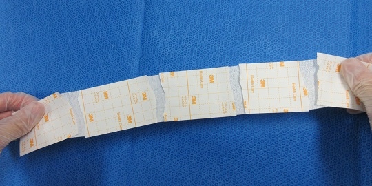写真６ 長いテープとして使用する際に裏面ライナー紙に切り込みを細かく入れた例
