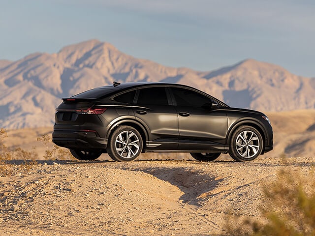 PPFを施工したオフロードにある黒いセダン