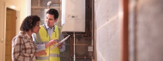 建設現場や検査現場での検証の様子。
