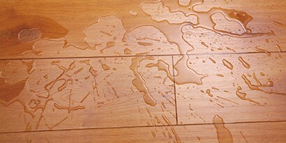 3M™ イージートラップダスターが実現する作業効率化/3. 水滴が落ちている床でも 破れずに作業可能
