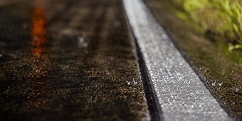 高性能な路面標示の利点(3Mの路面標示材を際立たせている3つの重要な特長) -湿潤時反射性能
