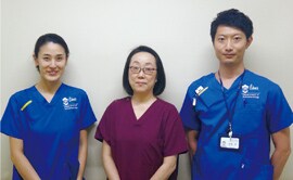 周麻酔期看護師 鈴木怜夢先生（写真左）手術室看護師長 小川真由美先生（写真中央）