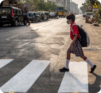 横断歩道を渡る制服を着た男の子
