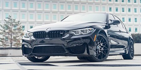 3M™ ラップフィルムシリーズ 2080でラッピングされた黒のセダン
