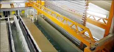 陽極酸化処理工場でのテープの使用
