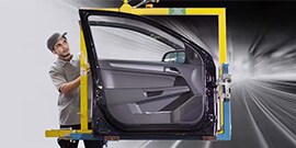 自動車ドアの内装仕様を評価している人物