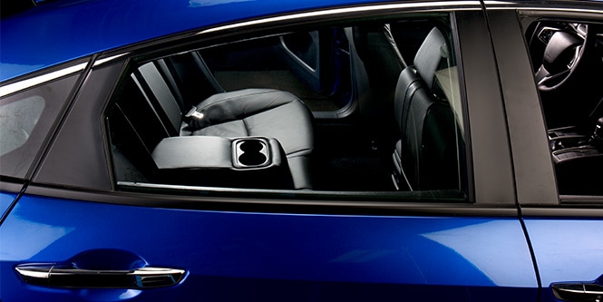 エクステリアトリムフィルム:青いセダンのドアに施されたエクステリアトリムフィルム