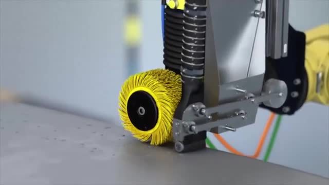 自動車ボデーの溶接スパッタ除去加工
