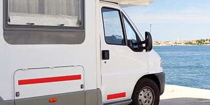 反射テープは、夜間の車両の視認性と安全性を向上させるのに役立ちます。
