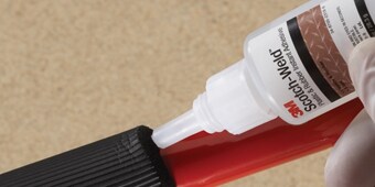 ３Ｍ構造用瞬間接着剤を使用して、PVC 材料を接着します。
