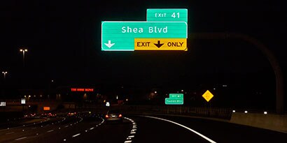 高速道路標識は、夜間の暗い道路での反射率が高くなります。
