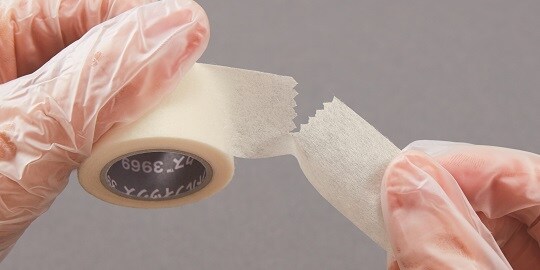 写真２ さくっと楽に切れるテープの手切れ性の実際
