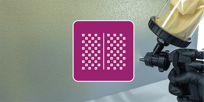 ペインターが、3Mパフォーマンススプレーガン2でテクスチャパネルにスプレーします。
