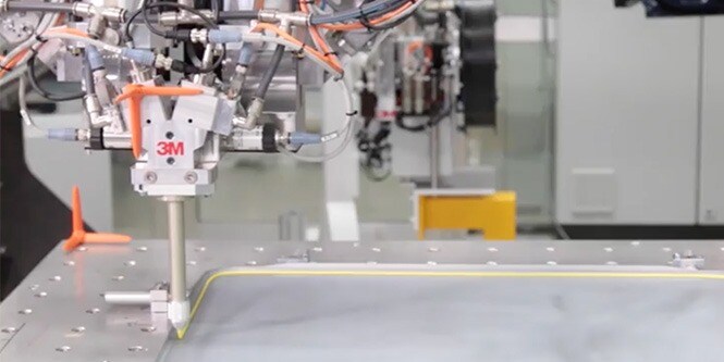 ロボットアームで3Mの接着剤を塗布する動画のサムネイル
