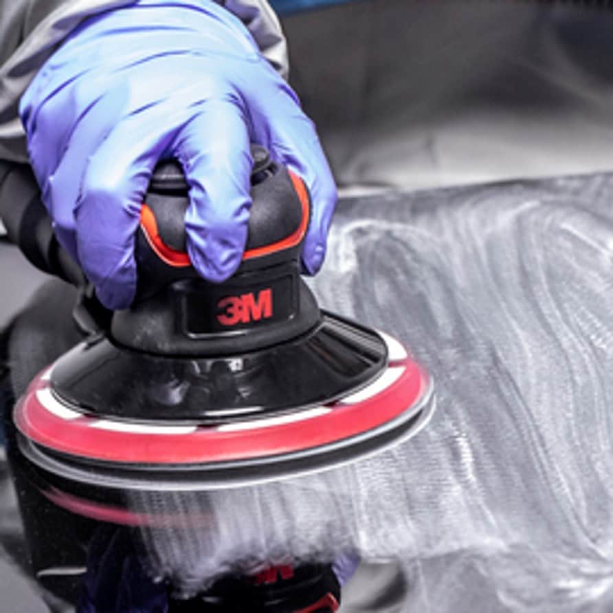 作業者が3M™ トライザクト™ フッキット™ フィニッシングディスクとランダムオービタルサンダーを使用している画像