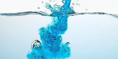 ３M™ Novec™ 7300高機能性液体は透明な不燃性の溶剤で、潤滑剤の成膜など、さまざまな用途に使用されます。
